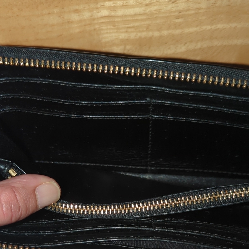Sleek Black Tory Burch Wallet with Gold Zipper - Picture 7 of 9